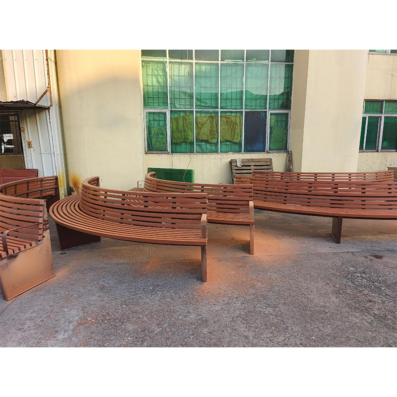 How to choose the most suitable outdoor reclining chair style and layout according to the needs of a specific outdoor space?